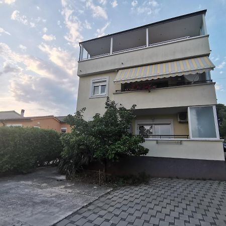 Nice Sunny Apartment Pula Bagian luar foto