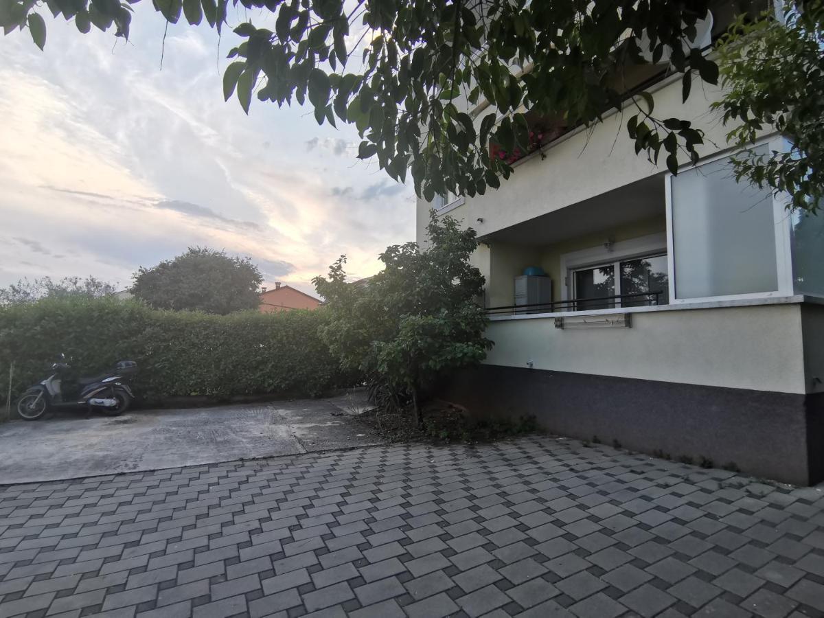 Nice Sunny Apartment Pula Bagian luar foto